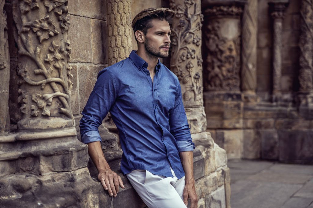 How should a men's casual shirt fit?