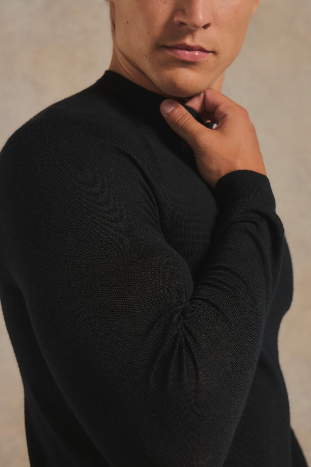 Extra Fine Merino Wool Crew Neck Sweater in Black