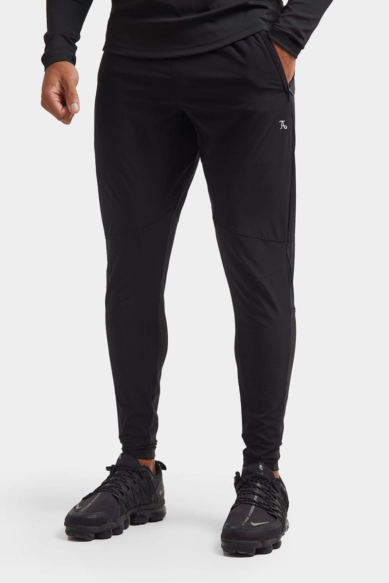 Training joggers in black for a stylish comfortable fit
